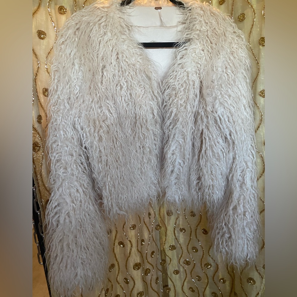 Free People Shag in new condition
Looks off white and it looks champagne tone